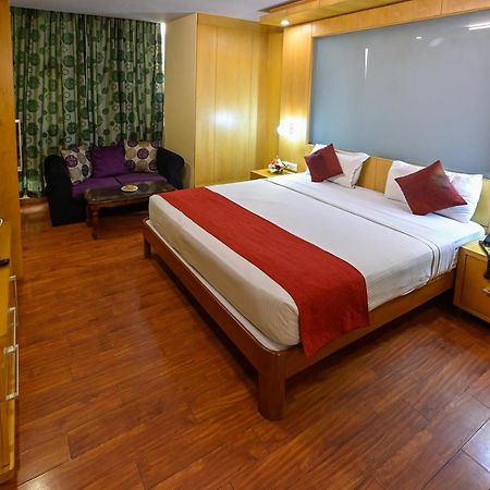 Hotel Emarald, New Delhi Ngoại thất bức ảnh