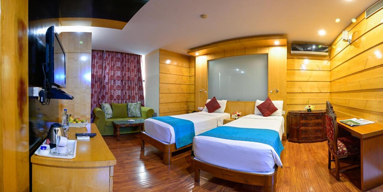 Hotel Emarald, New Delhi Ngoại thất bức ảnh