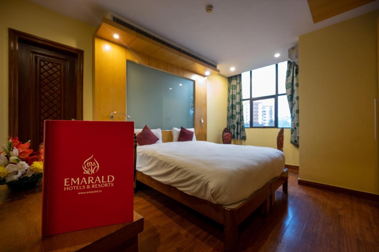 Hotel Emarald, New Delhi Ngoại thất bức ảnh