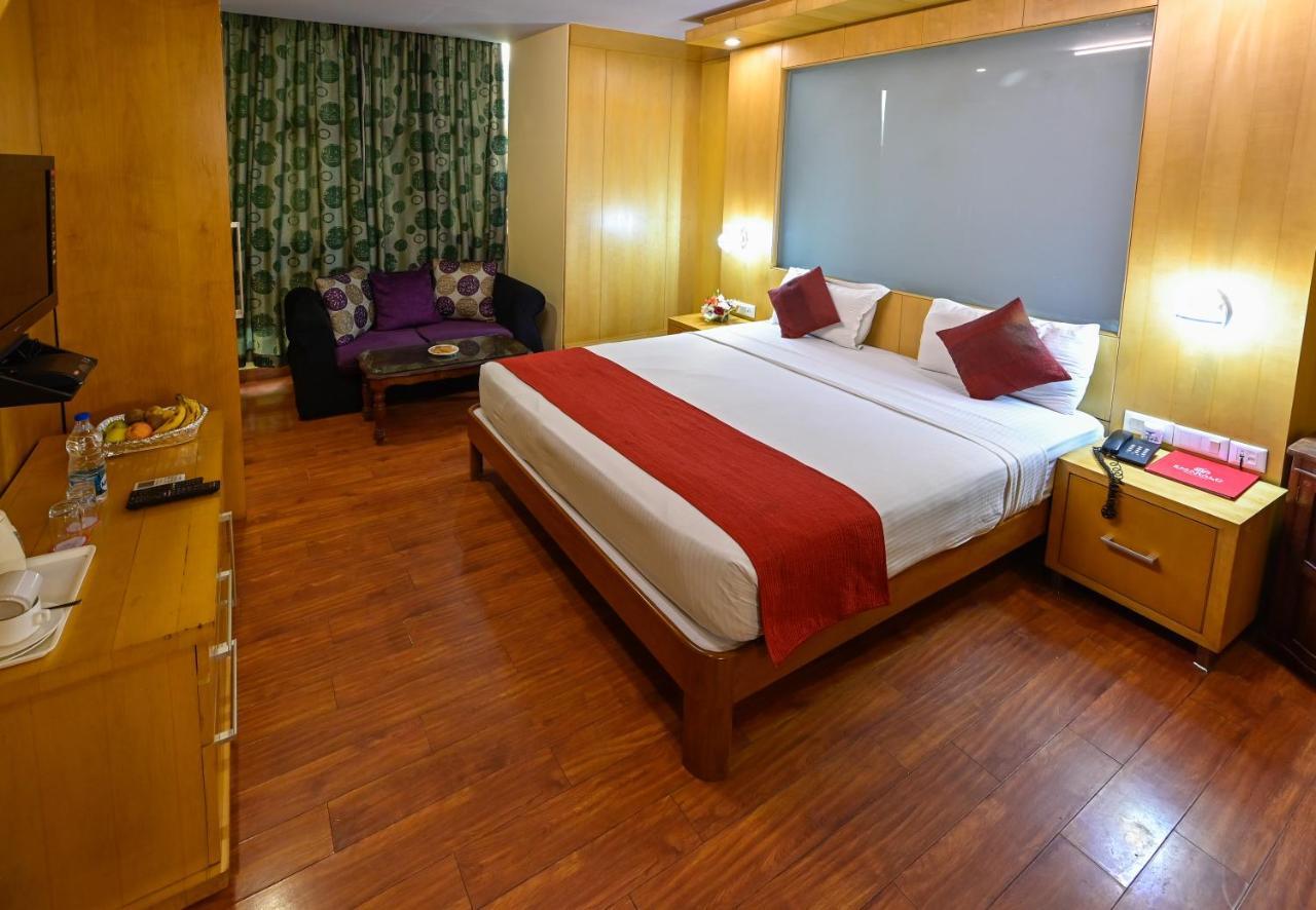 Hotel Emarald, New Delhi Ngoại thất bức ảnh