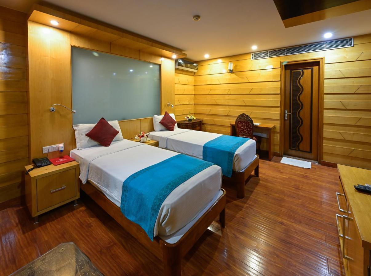 Hotel Emarald, New Delhi Ngoại thất bức ảnh