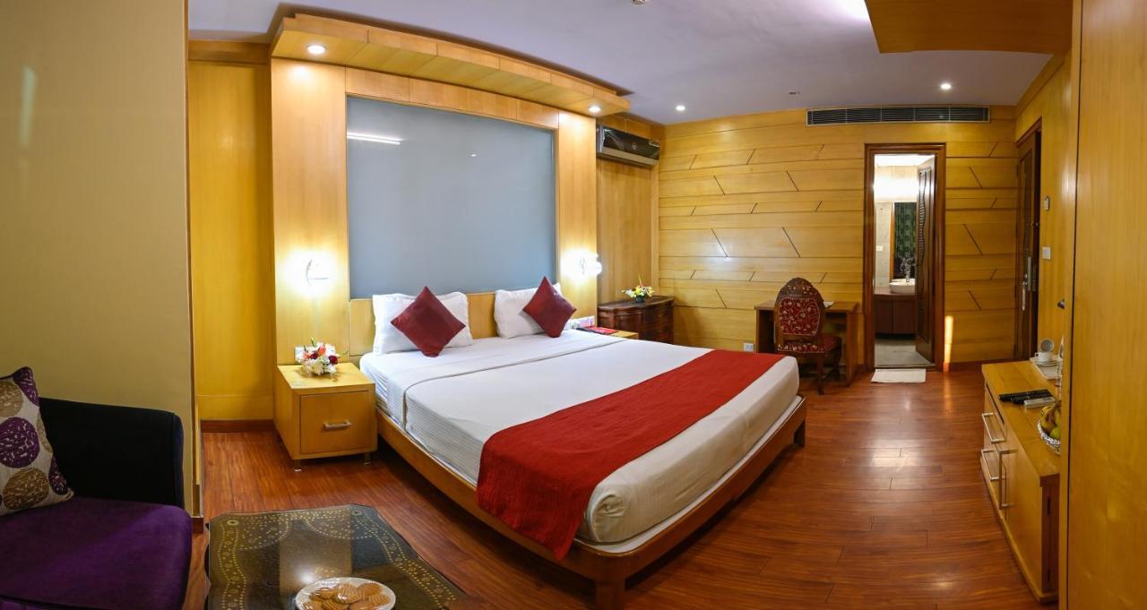 Hotel Emarald, New Delhi Ngoại thất bức ảnh