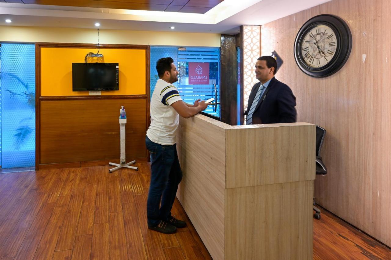 Hotel Emarald, New Delhi Ngoại thất bức ảnh