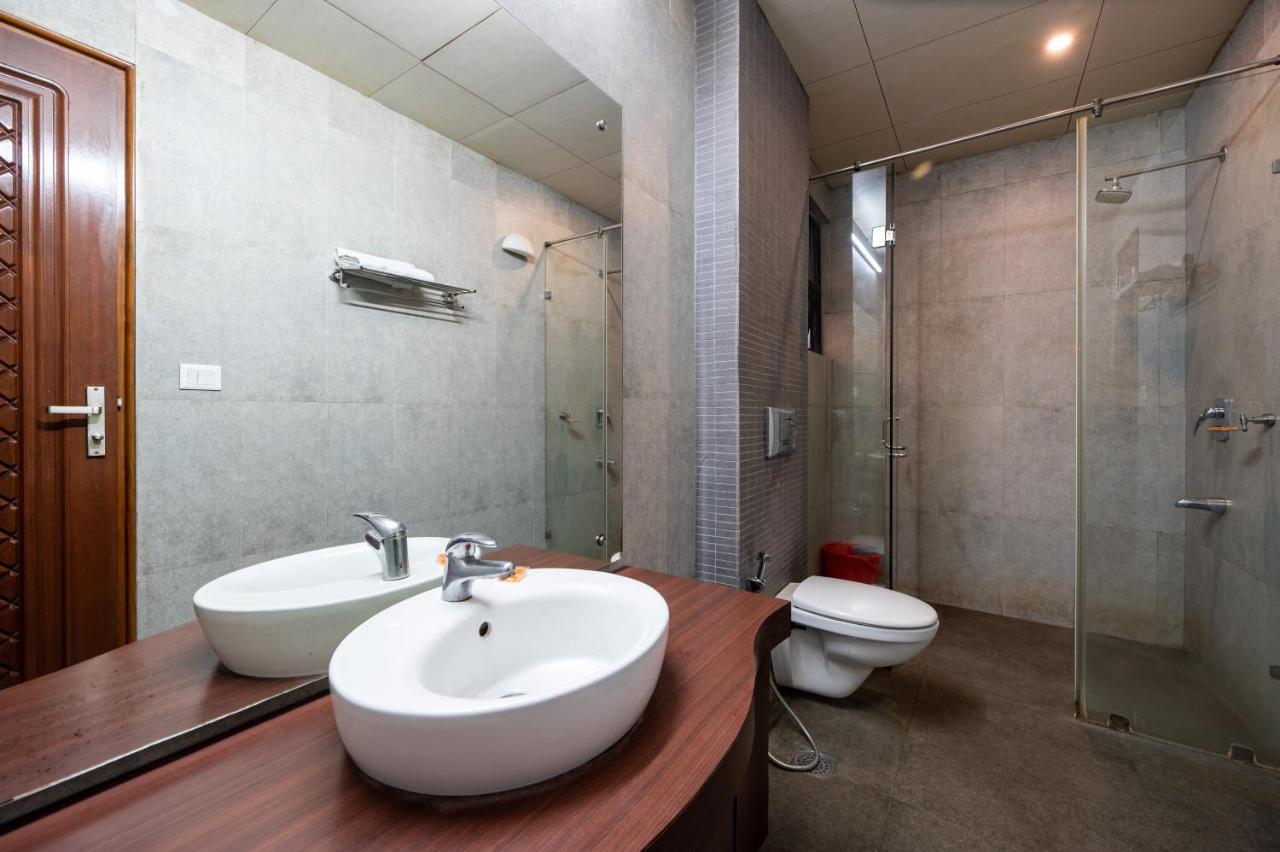 Hotel Emarald, New Delhi Ngoại thất bức ảnh