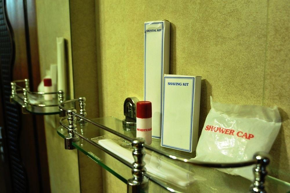 Hotel Emarald, New Delhi Ngoại thất bức ảnh