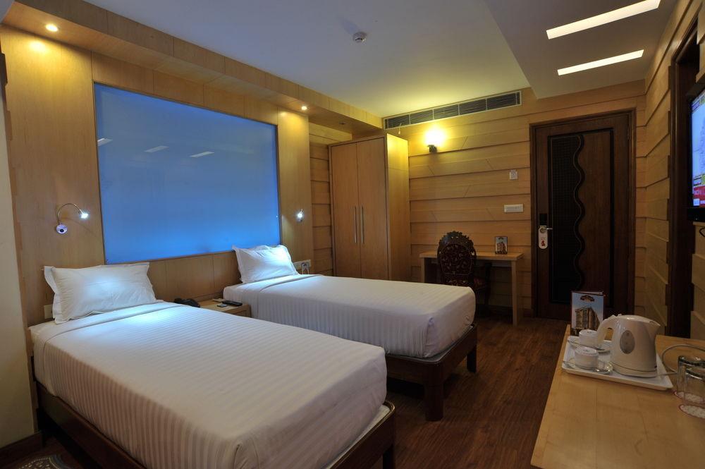 Hotel Emarald, New Delhi Ngoại thất bức ảnh