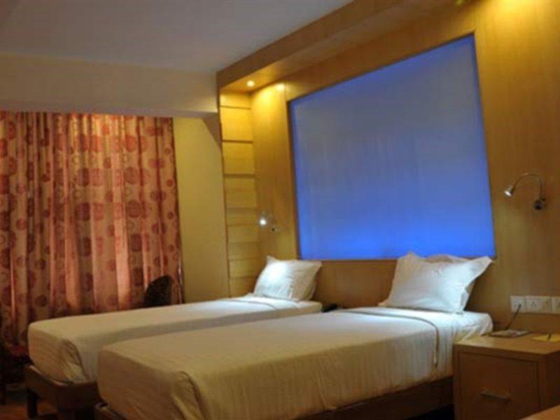 Hotel Emarald, New Delhi Ngoại thất bức ảnh