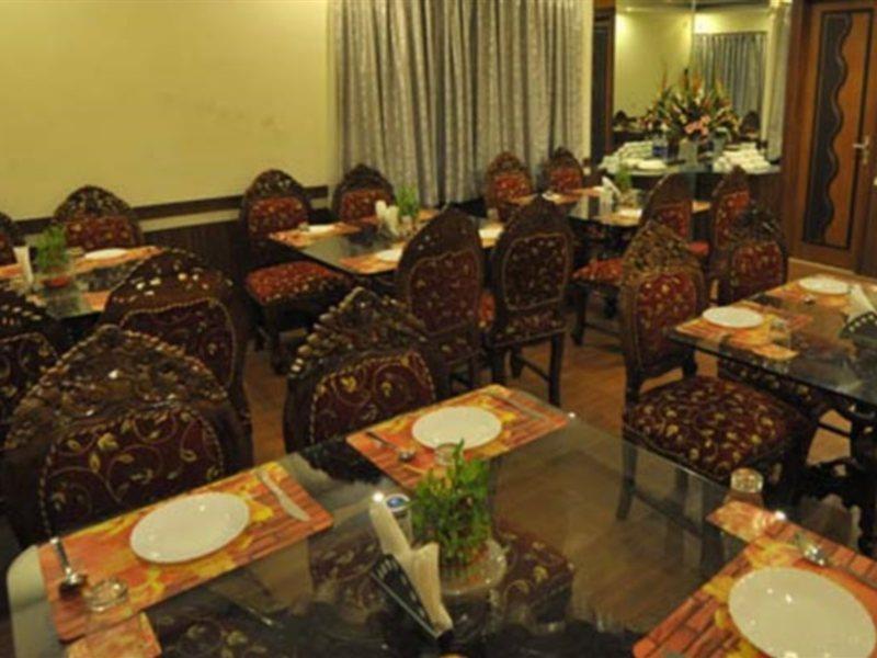 Hotel Emarald, New Delhi Ngoại thất bức ảnh