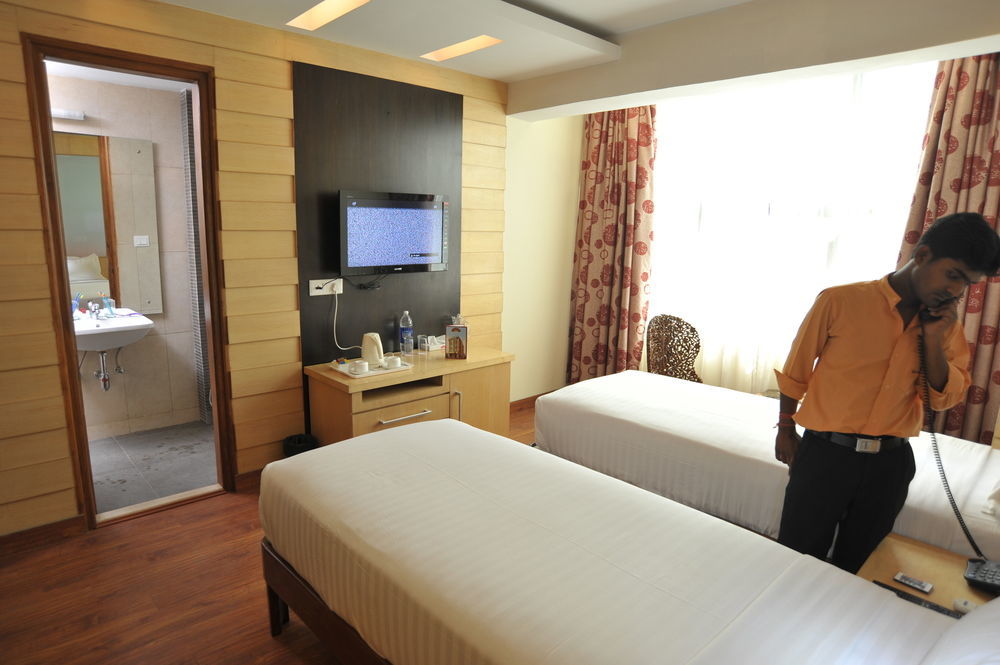 Hotel Emarald, New Delhi Ngoại thất bức ảnh