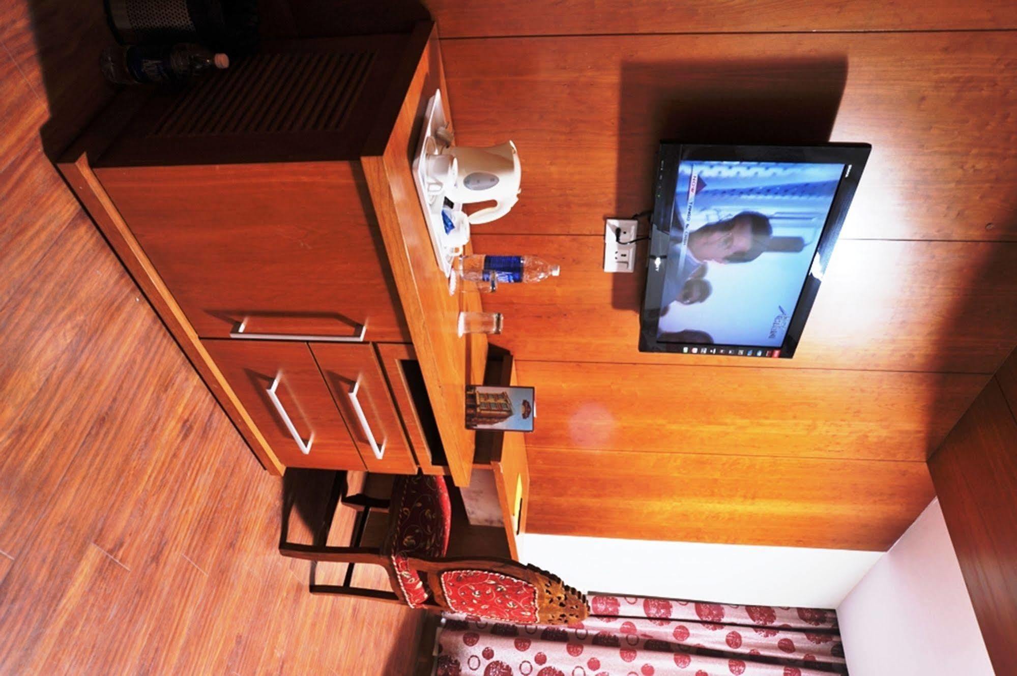 Hotel Emarald, New Delhi Ngoại thất bức ảnh