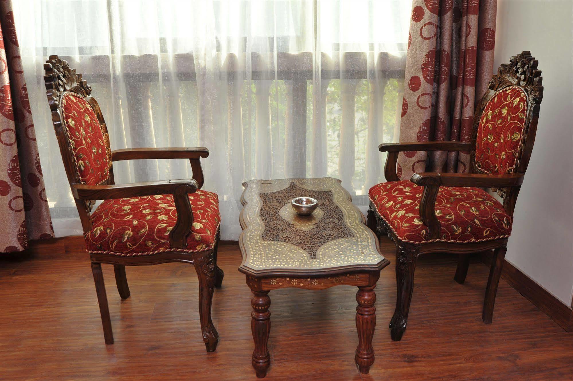Hotel Emarald, New Delhi Ngoại thất bức ảnh
