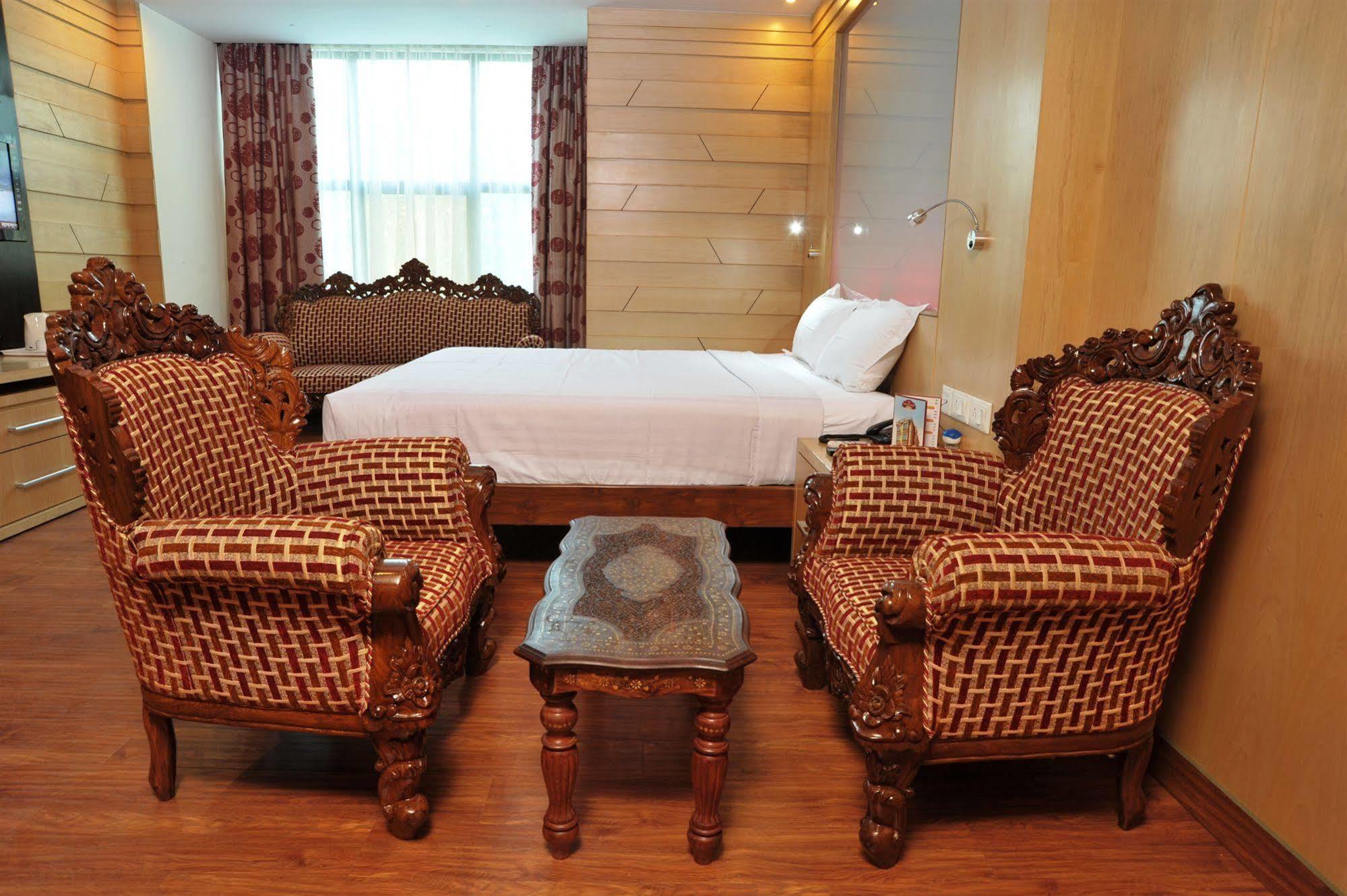 Hotel Emarald, New Delhi Ngoại thất bức ảnh