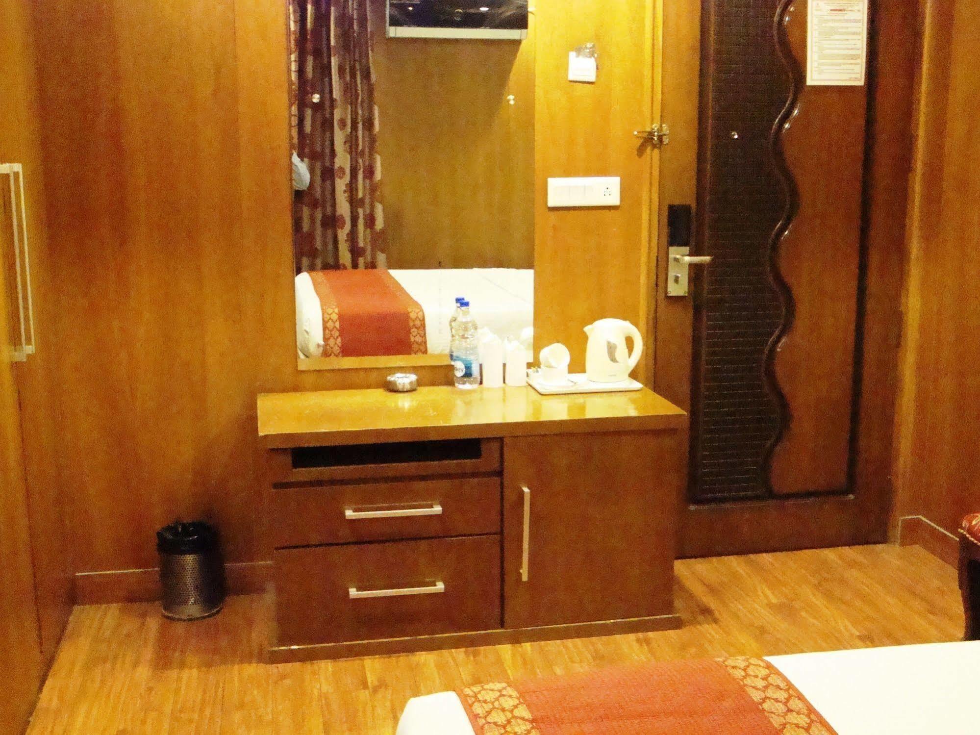 Hotel Emarald, New Delhi Ngoại thất bức ảnh