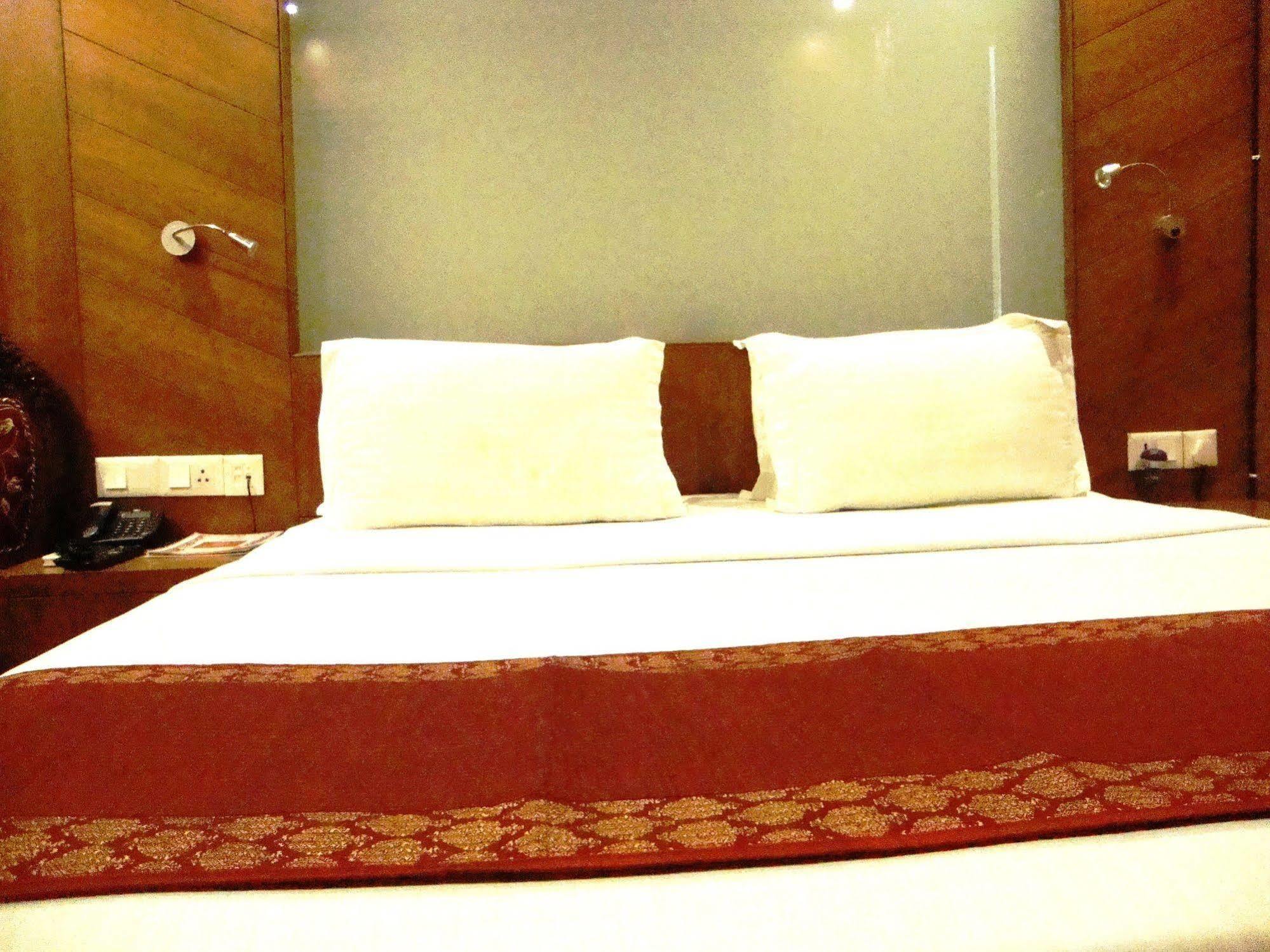 Hotel Emarald, New Delhi Ngoại thất bức ảnh