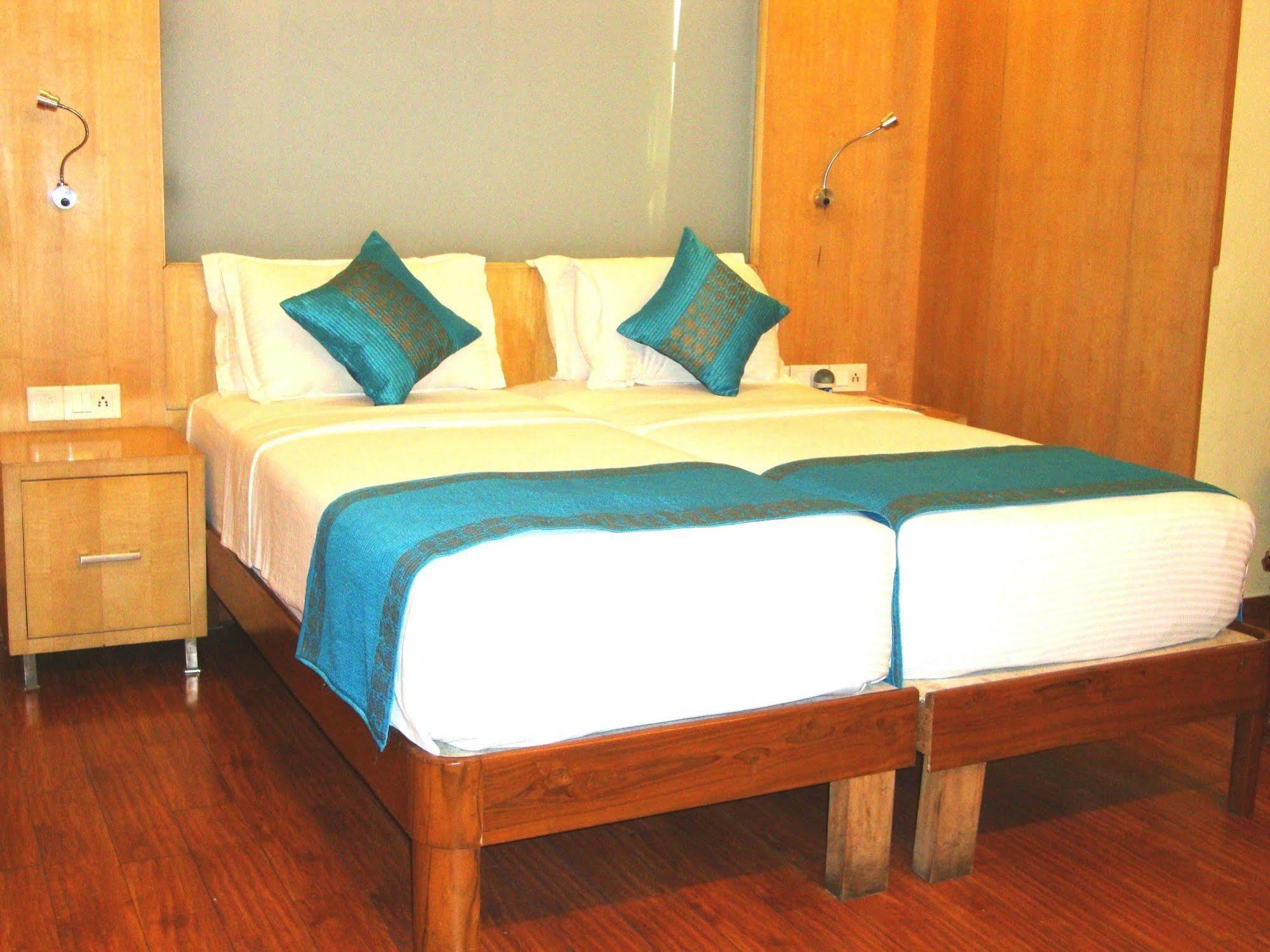 Hotel Emarald, New Delhi Ngoại thất bức ảnh