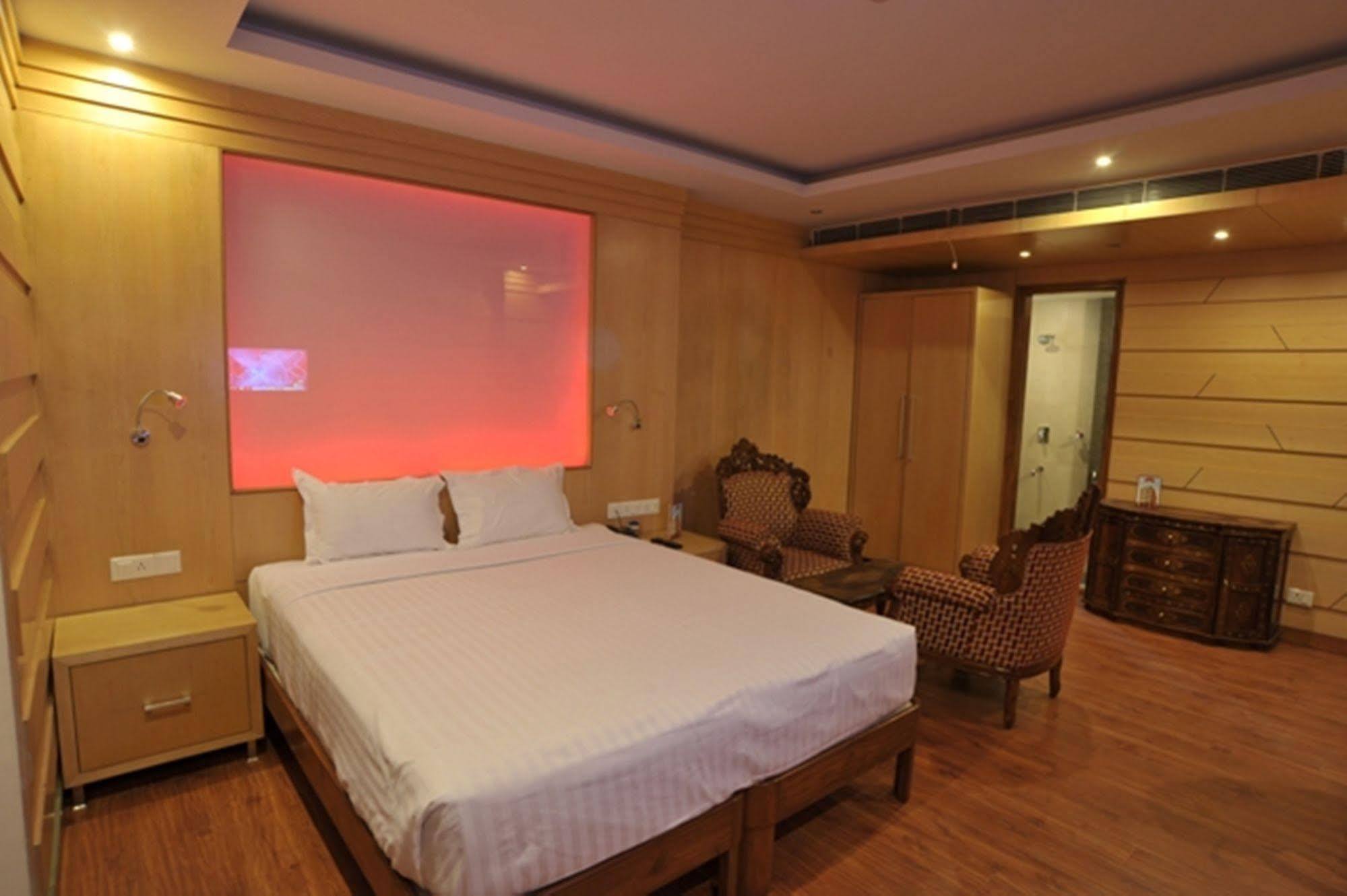Hotel Emarald, New Delhi Ngoại thất bức ảnh